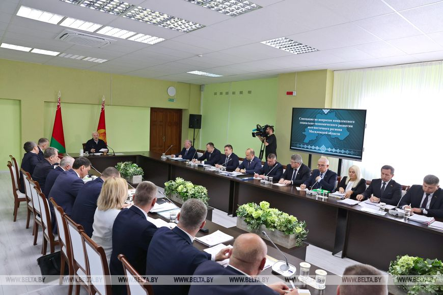 Президент отправил на доработку программу развития регионов Могилевской области



