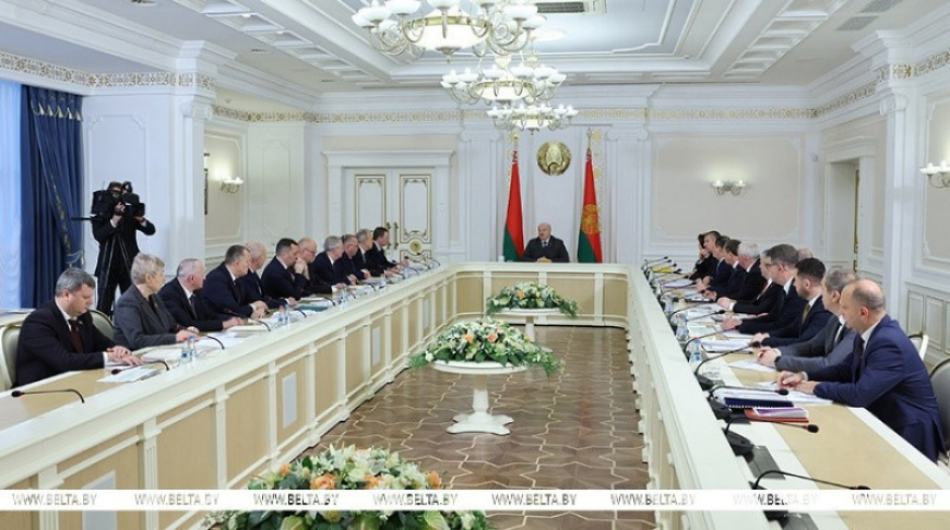 Президенту представили два варианта программы пятилетки, но без консенсуса. Какие вопросы ставит Глава государства?