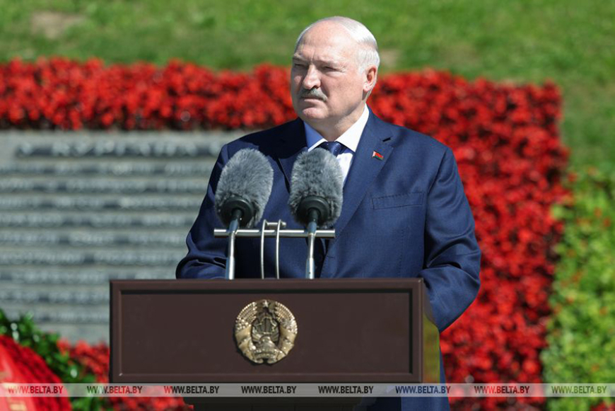 Александр Лукашенко в День Независимости возложил венок к подножию Кургана Славы